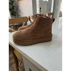 Women’s Playform zip Uggs boots! Size 8